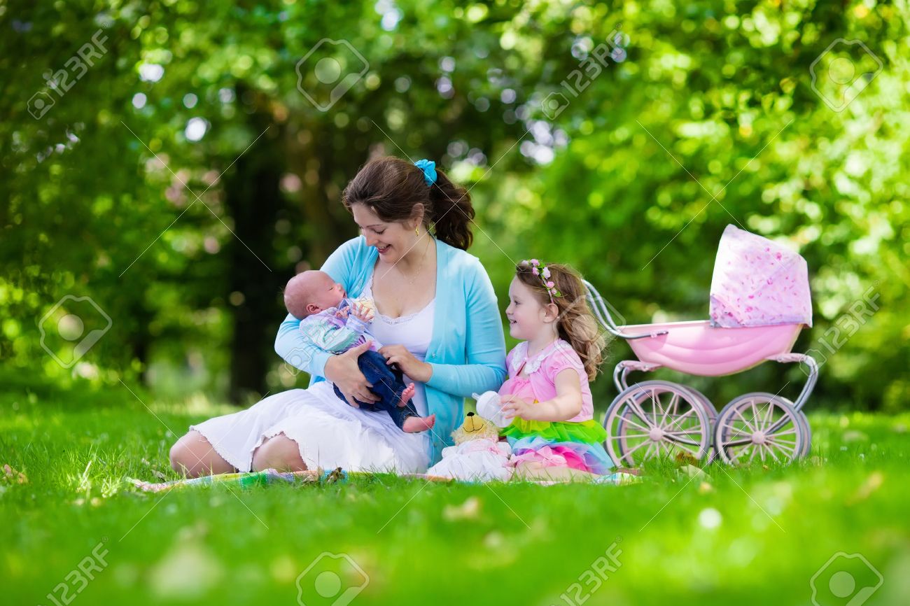 Famille Avec Enfants Beneficiant De Pique Nique En Plein Air Mere Avec Bebe Nouveau Ne Et De L Enfant En Bas Age Se Detendre Dans Un Parc Petite Fille Jouant Avec Des Jouets Poussette Maman