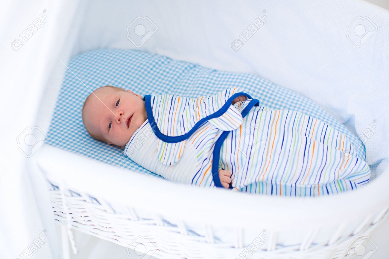 Adorabile neonato che dorme nel letto bianco fasciato. nuovo ... Culla per letto