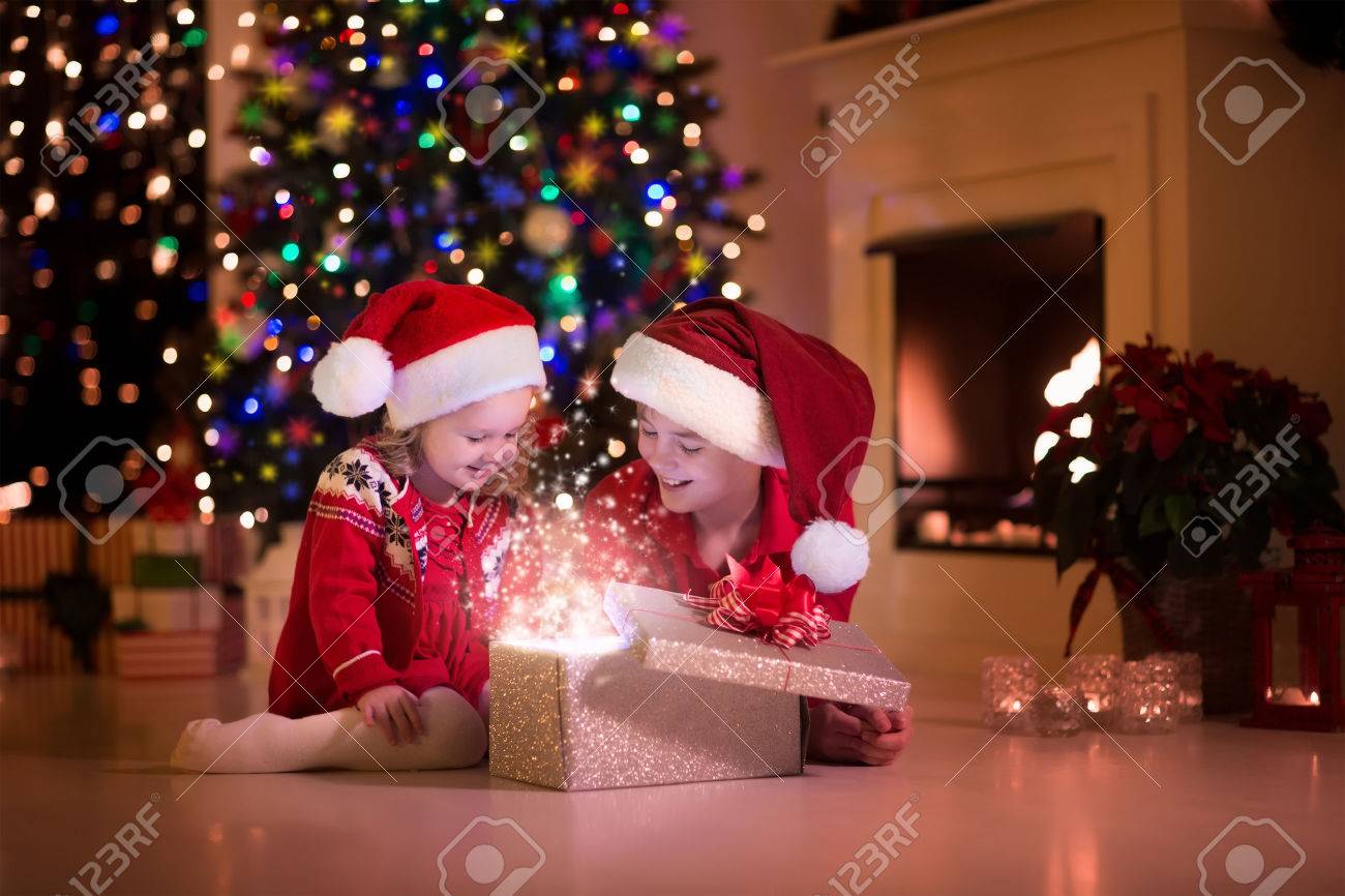クリスマスイブに暖炉のそばで家族 クリスマス プレゼントを開ける子供たち ギフト用の箱のクリスマス ツリーの下の子供 伝統的な暖炉で装飾が施されたリビング ルーム 居心地の良い自宅の暖かい冬の夜 の写真素材 画像素材 Image クリスマスイブに暖炉のそばで家族 クリスマス プレゼントを開ける子供たち ギフト用の箱のクリスマス ツリーの下の子供 伝統的な暖炉で装飾が施されたリビング ルーム 居心地の良い自宅の暖かい冬の夜 の写真素材 画像素材 Image