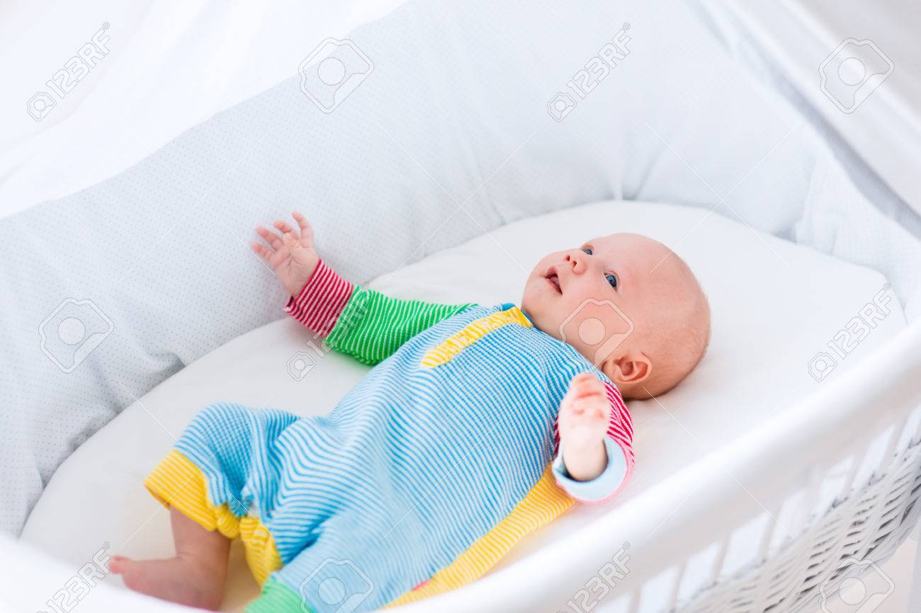 Bebe Recien Nacido Jugando En La Cama En Una Manana Soleada Nino Recien Nacido Se Relaja En El Moises Duermen Los Ninos Ropa De Cama Y Ropa Para Ninos Siesta Infantil En