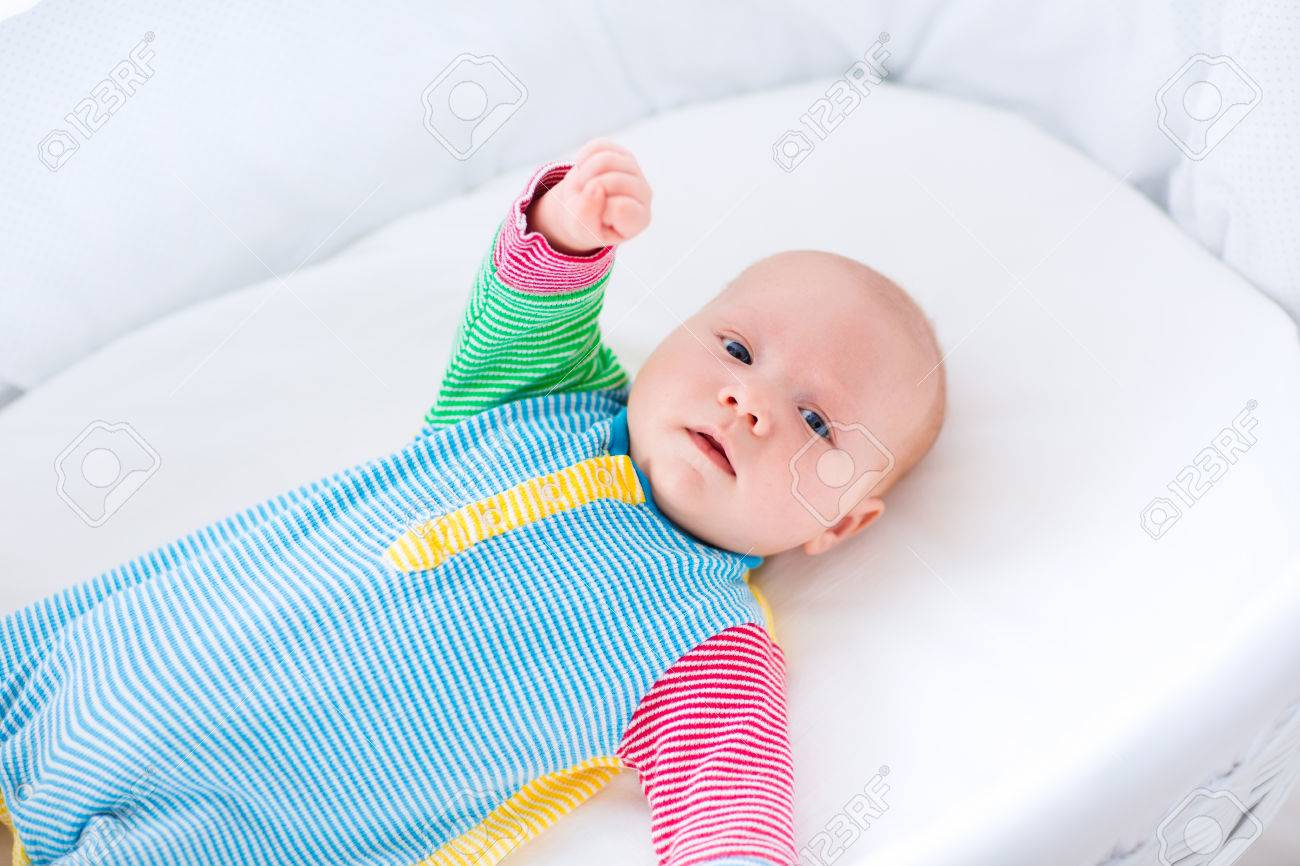 Bebe Recien Nacido Jugando En La Cama En Una Manana Soleada Nino Recien Nacido Se Relaja En El Moises Duermen Los Ninos Ropa De Cama Y Ropa Para Ninos Siesta Infantil En