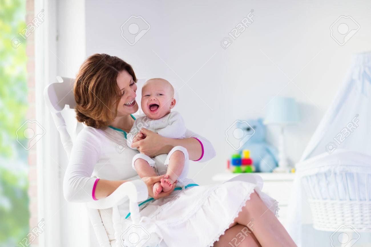 Une Jeune Mere Tenant Son Enfant Nouveau Ne Soins Infirmiers Maman Bebe Femme Et Le Nouveau Garcon Ne Dans La Chambre Blanche Avec Chaise Bercante Et Berceau Bleu Interieur Pepiniere Mere Jouant Avec Une Jeune Mere Tenant Son Enfant Nouveau Ne Soins Infirmiers Maman Bebe Femme Et Le Nouveau Garcon Ne Dans La Chambre Blanche Avec Chaise Bercante Et Berceau Bleu Interieur Pepiniere Mere Jouant Avec