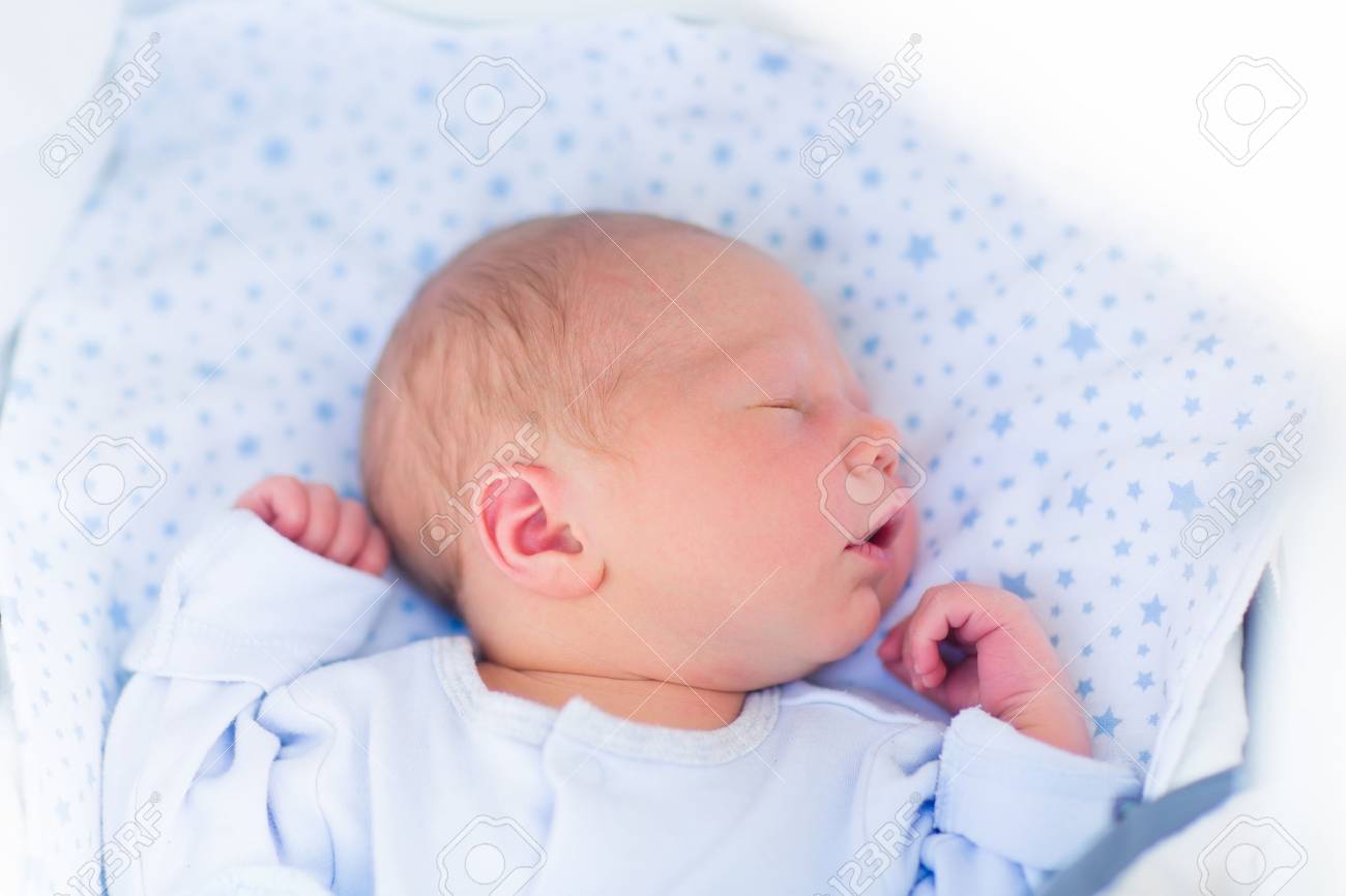 Bebé recién nacido durmiendo en cochecito blanco en una caminata en el parque de verano. Nueva niño nacido siesta al aire libre en un día soleado Bebé recién nacido durmiendo en cochecito blanco en una caminata en el parque de verano. Nueva niño nacido siesta al aire libre en un día soleado