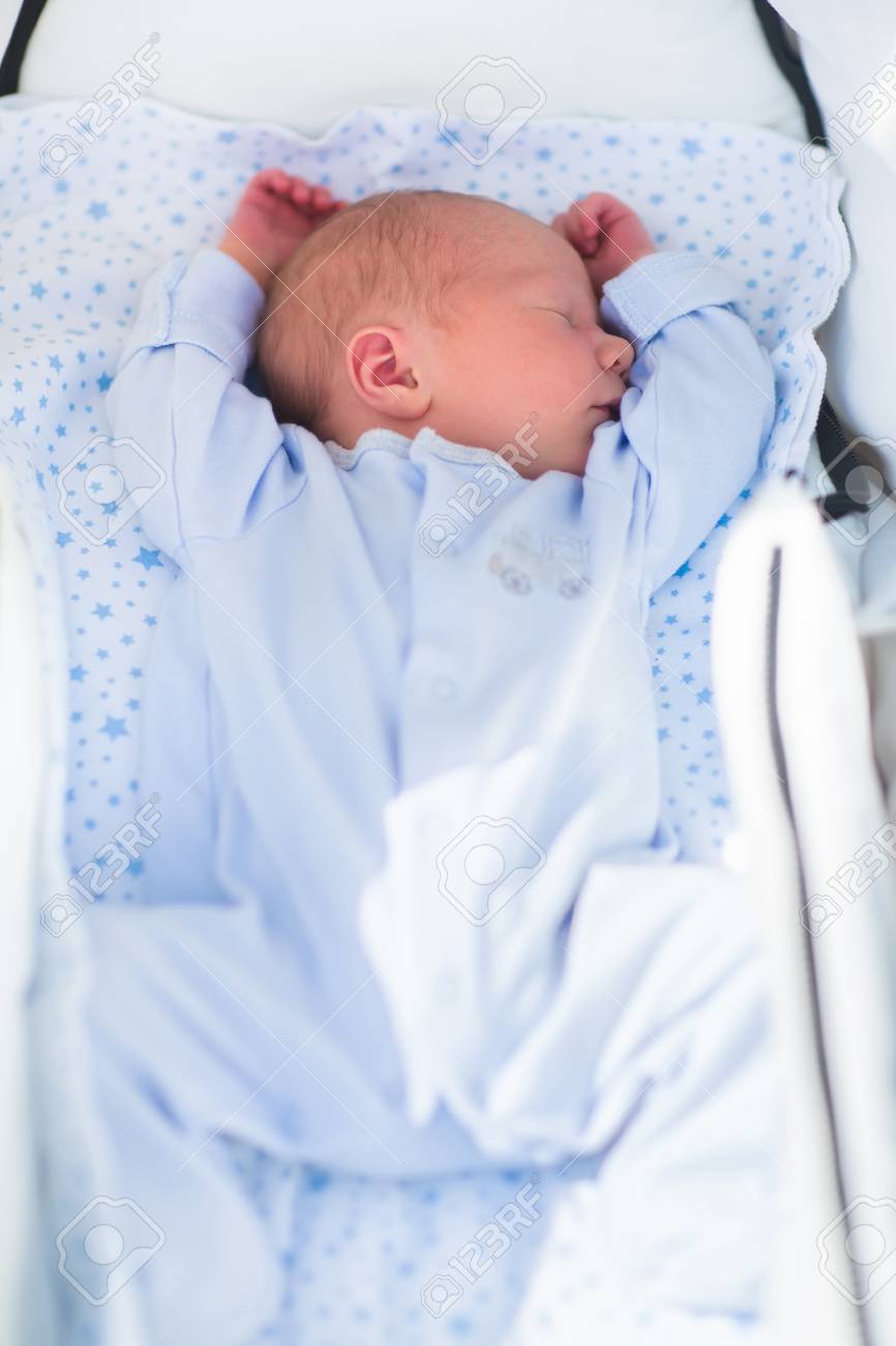 Bebé recién nacido durmiendo en cochecito blanco en una caminata en el parque de verano. Nueva niño nacido siesta al aire libre en un día soleado Bebé recién nacido durmiendo en cochecito blanco en una caminata en el parque de verano. Nueva niño nacido siesta al aire libre en un día soleado