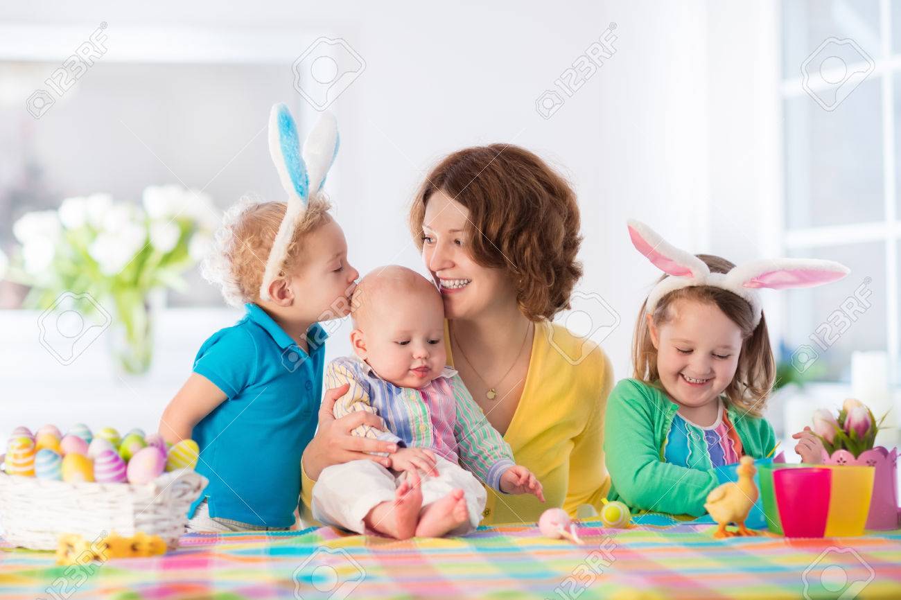 Mere Et Enfants Peinture Des Oeufs Colores Maman Bebe Enfant D Age Prescolaire Et De Bebe Avec Des Oreilles De Lapin De Peinture Et Decorer Oeuf De Paques Parent Et Enfants Jouer A