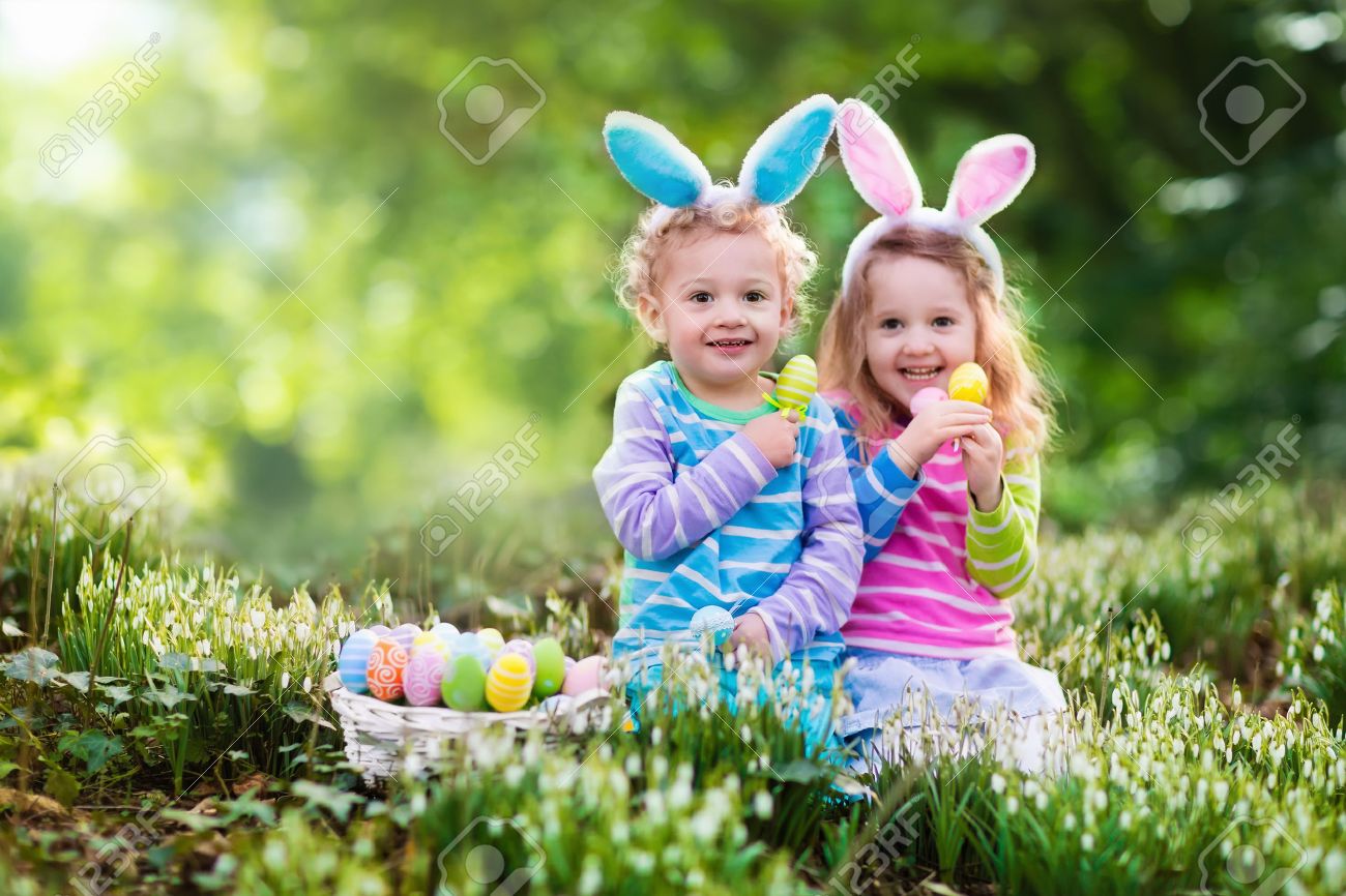 開花のイースターエッグ ハントの子供たち春の庭 雪の中でカラフルな卵を探してバニーの耳を持つ子供は 花の草原をドロップします うさぎコスプレ屋外で幼児の少年や未就学児の女の子 の写真素材 画像素材 Image