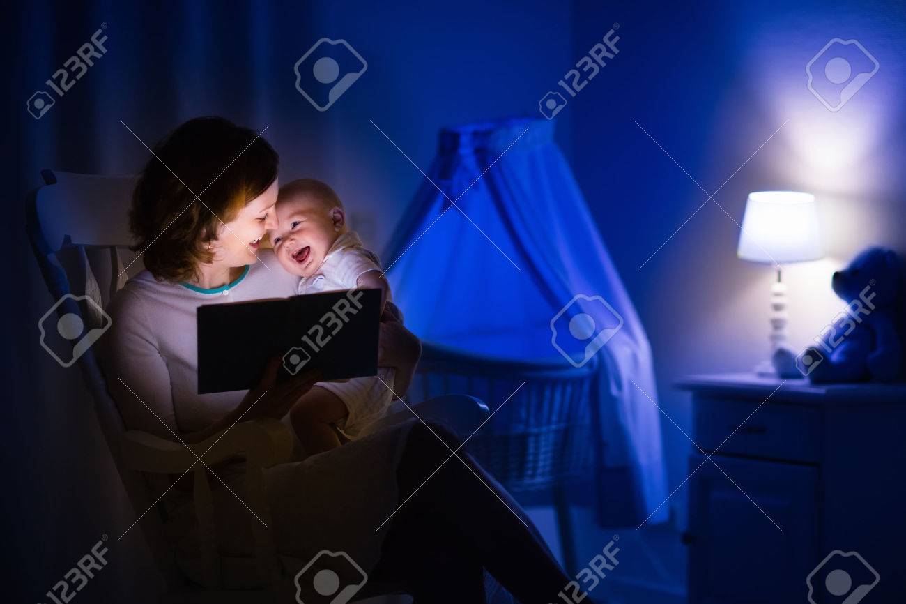 Lisent Lisant Bébé Des L'heure Mère Avant Un Livre Livres La Et Soirée Du Dans Enfant Chambre SombreMaman CoucherFamille HI2ED9