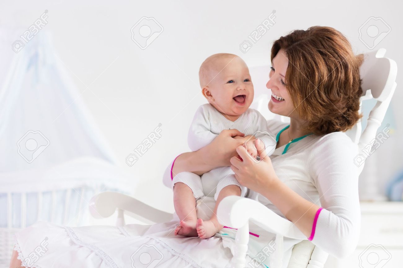 Une Jeune Mere Tenant Son Enfant Nouveau Ne Soins Infirmiers Maman Bebe Femme Et Le Nouveau Garcon Ne Dans La Chambre Blanche Avec Chaise Bercante Et Berceau Bleu Interieur Pepiniere Mere Jouant Avec Une Jeune Mere Tenant Son Enfant Nouveau Ne Soins Infirmiers Maman Bebe Femme Et Le Nouveau Garcon Ne Dans La Chambre Blanche Avec Chaise Bercante Et Berceau Bleu Interieur Pepiniere Mere Jouant Avec