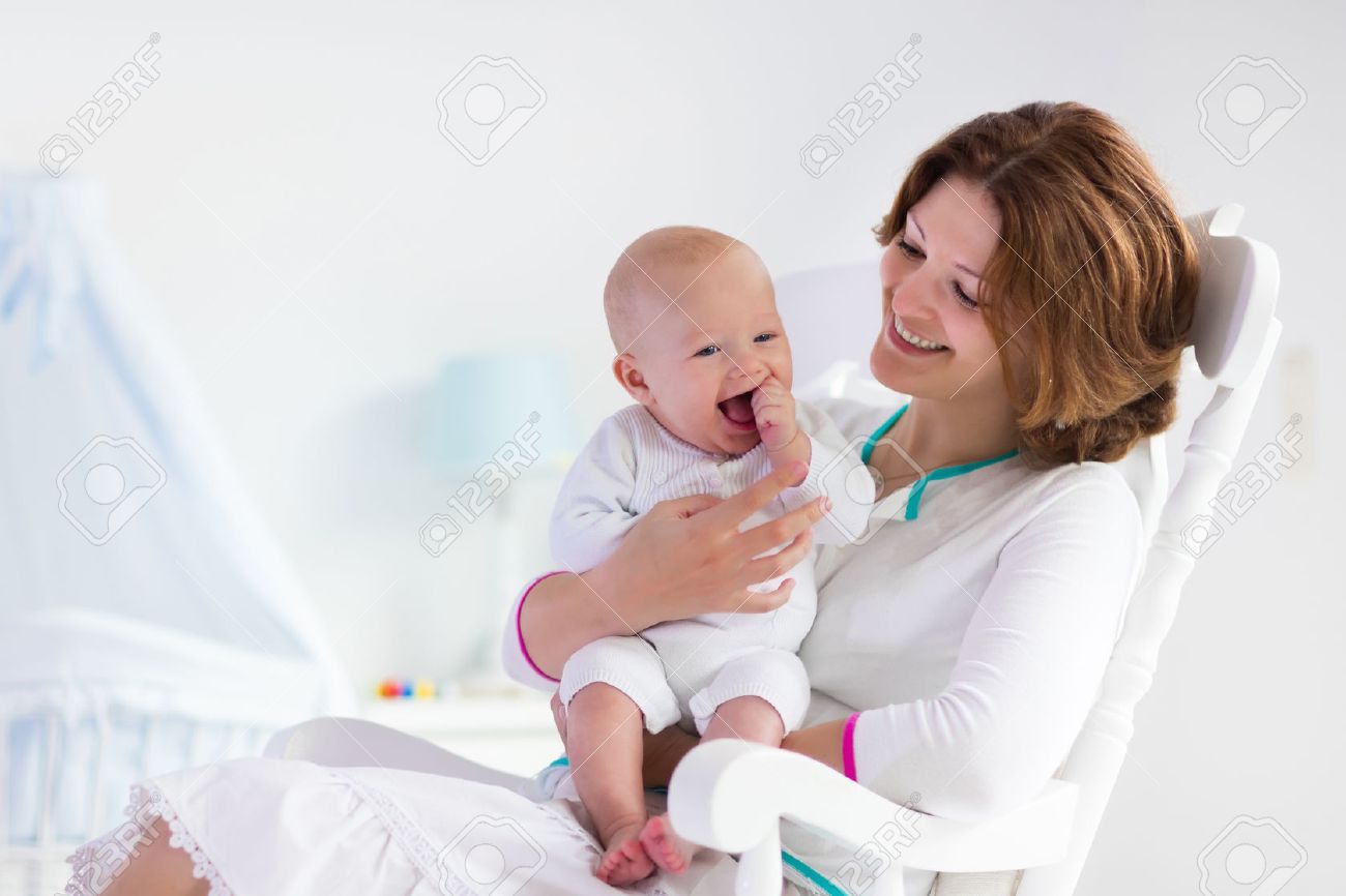 Une Jeune Mere Tenant Son Enfant Nouveau Ne Soins Infirmiers Maman Bebe Femme Et Le Nouveau Garcon Ne Dans La Chambre Blanche Avec Chaise Bercante Et Berceau Bleu Interieur Pepiniere Mere Jouant Avec Une Jeune Mere Tenant Son Enfant Nouveau Ne Soins Infirmiers Maman Bebe Femme Et Le Nouveau Garcon Ne Dans La Chambre Blanche Avec Chaise Bercante Et Berceau Bleu Interieur Pepiniere Mere Jouant Avec