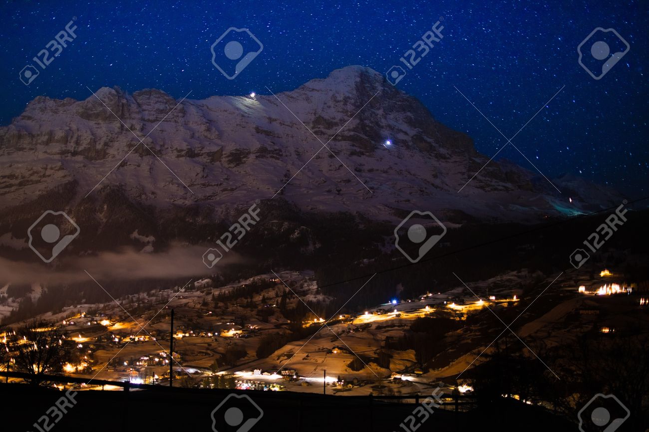 Vue Sur Eiger Face Nord Alpes Suisse Sur La Nuit Claire Et étoilée Eiger Nordwand En Bernoises Alpes Suisses Montagnes Et Village Enneigé En Hiver