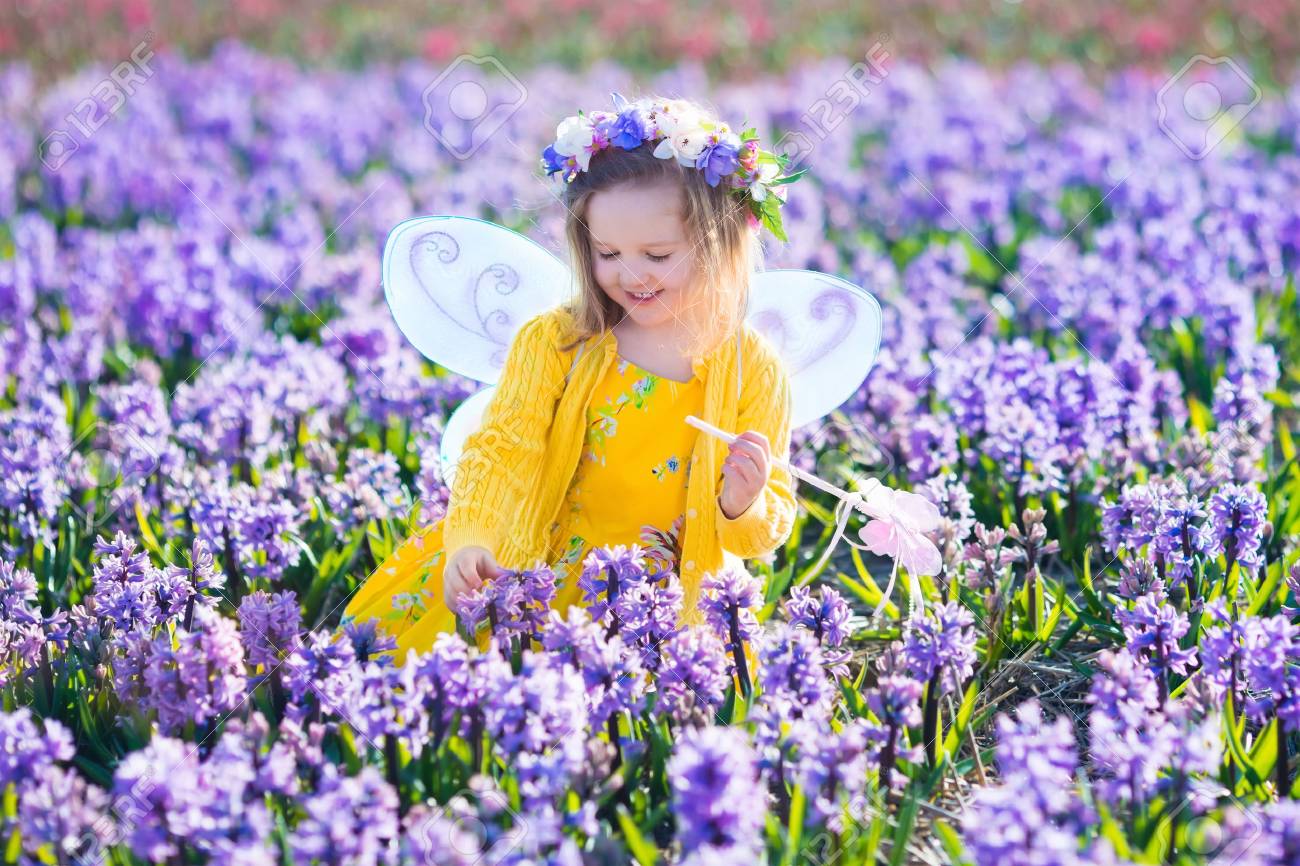 Belle Fille Jouant Dans La Floraison Champ Jacinthe Fleur Princesse Kids Fete D Anniversaire Avec Costume De Fee Des Ailes De Papillon Et De Baguette Magique Les Enfants Jouent Dans Les Fleurs De