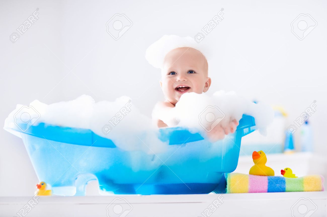 Heureux Bebe Riant Prendre Un Bain Jouant Avec Des Bulles De Mousse Petit Enfant Dans Une Baignoire Sourire Enfant Dans Salle De Bain Avec Colore Jouet Canard Le Lavage Du Nourrisson Et