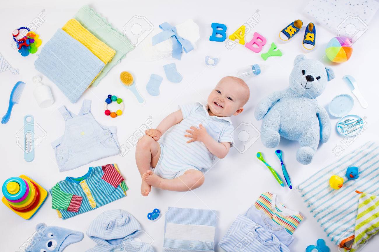 Bébé Sur Fond Blanc Avec Des Vêtements, Des Articles De Toilette, Jouets Et Accessoires De Soins De Santé. Liste Ou Liste De Courses Pour La Grossesse Et