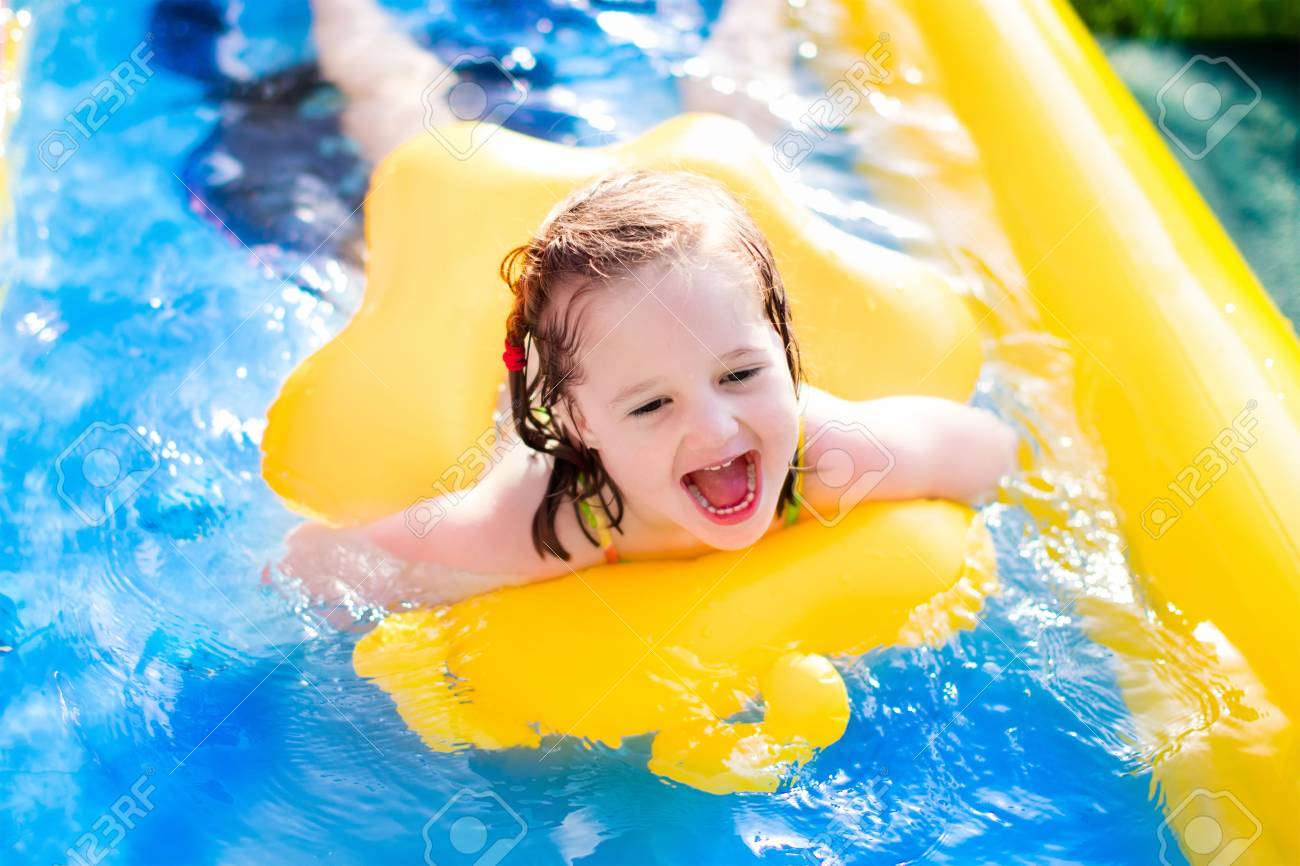 Enfants Jouant Dans La Piscine Gonflable Bebe Les Enfants Nagent Et Eclaboussent Dans Le Centre De Jeux Coloree De Jardin Bonne Petite Fille Jouant Avec Des Jouets D Eau Sur Chaude Journee D Ete