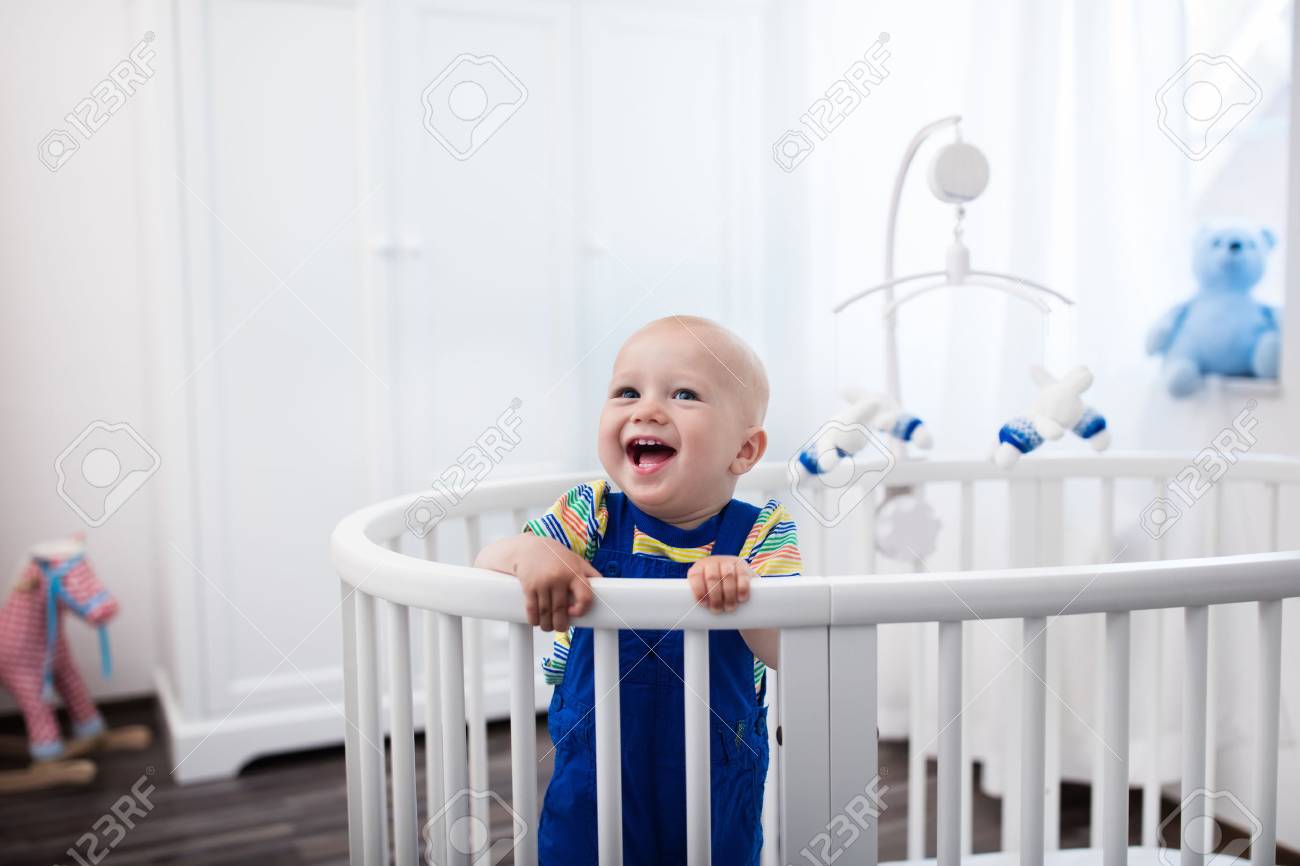 white round cot