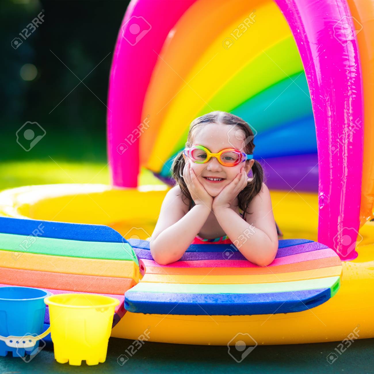 Petite Fille Avec Des Lunettes En Jouant Dans La Piscine De Bébé