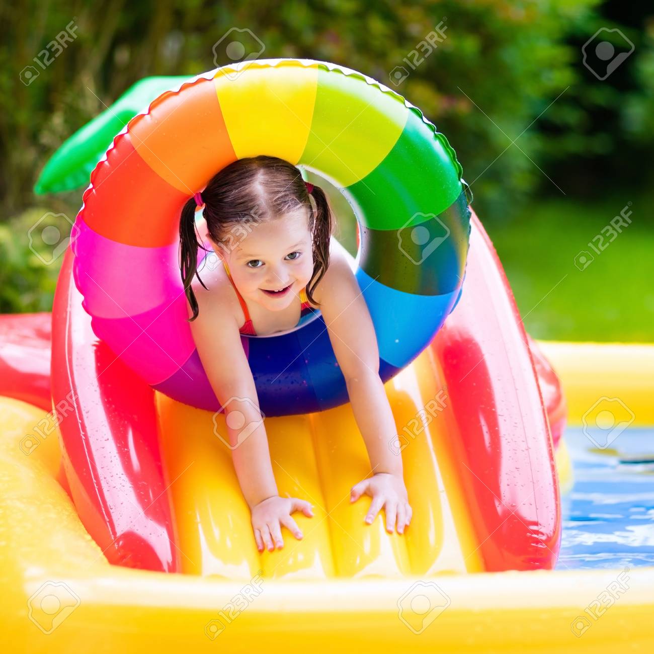 Enfants Jouant Dans La Piscine Gonflable Bebe Les Enfants Nagent Et Eclaboussent Dans Le Centre De Jeux Coloree De Jardin Bonne Petite Fille Jouant Avec Des Jouets D Eau Sur Chaude Journee D Ete