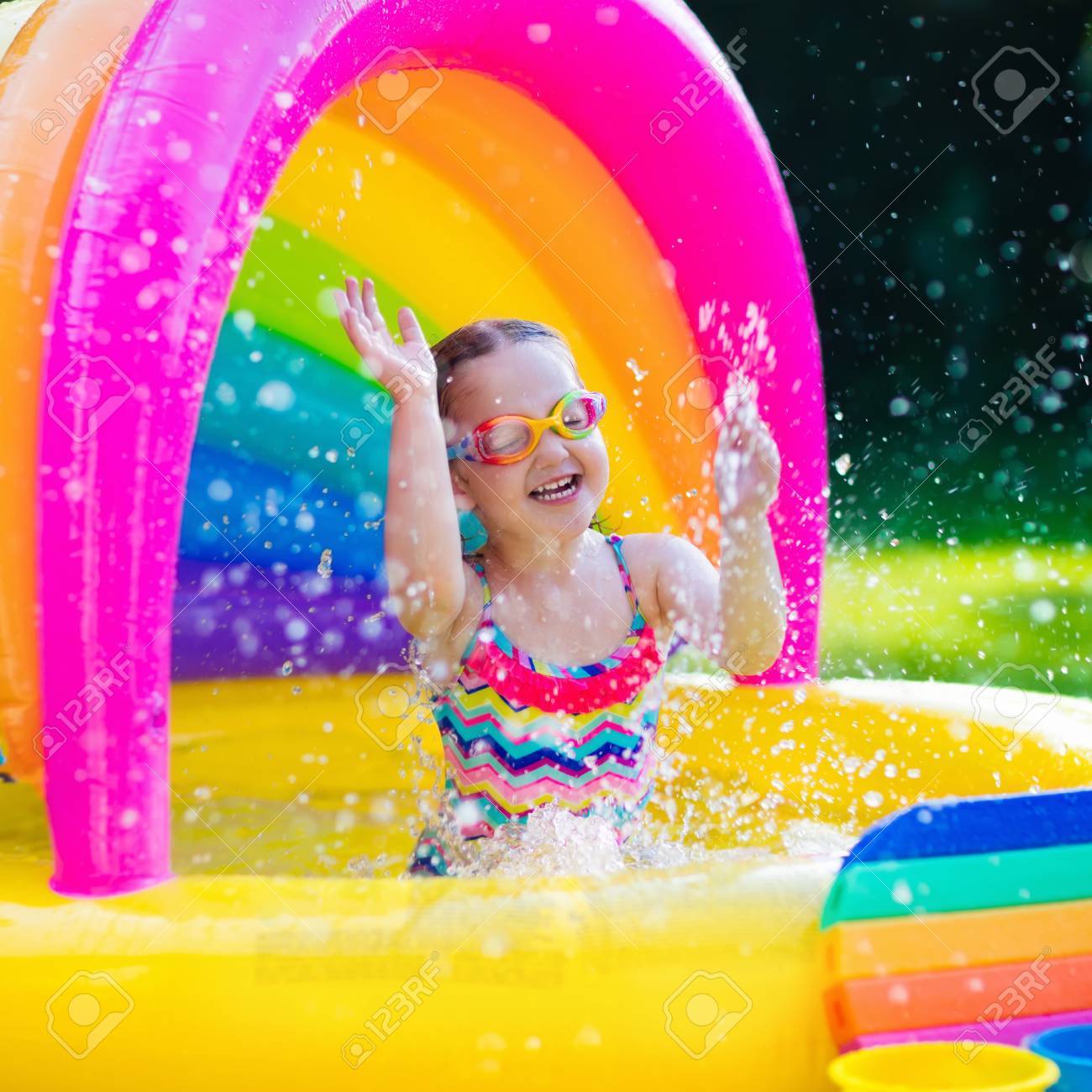 Petite Fille Avec Des Lunettes En Jouant Dans La Piscine De Bébé