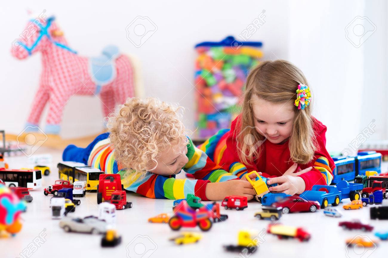 girls play cars