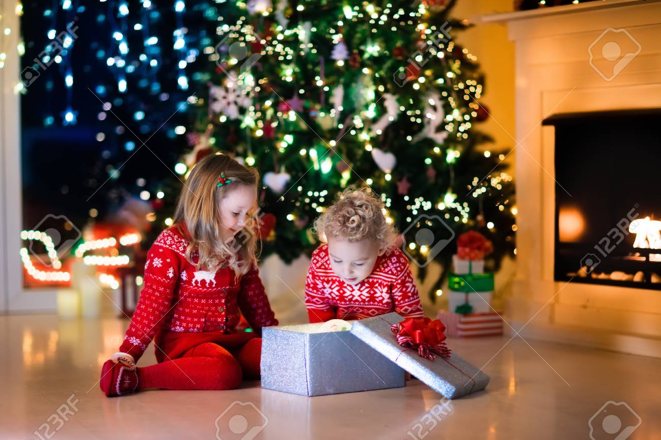 クリスマスイブに暖炉のそばで家族 クリスマス プレゼントを開ける子供たち ギフト用の箱のクリスマス ツリーの下の子供 伝統的な暖炉で装飾が施されたリビング ルーム 居心地の良い自宅の暖かい冬の夜 の写真素材 画像素材 Image クリスマスイブに暖炉のそばで家族 クリスマス プレゼントを開ける子供たち ギフト用の箱のクリスマス ツリーの下の子供 伝統的な暖炉で装飾が施されたリビング ルーム 居心地の良い自宅の暖かい冬の夜 の写真素材 画像素材 Image