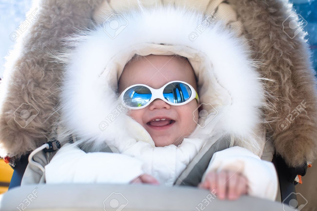 毛皮フード雪を着て暖かいベビーカーで赤ちゃんに合わせてアルペン リゾートの冬スキー休暇を楽しむ 幼児用メガネと太陽の保護サングラス 安全な雪の中で子供は アルプスの山々 をゴーグルします の写真素材 画像素材 Image 毛皮フード雪を着て暖かいベビーカーで赤ちゃんに合わせてアルペン リゾートの冬スキー休暇を楽しむ 幼児用メガネと太陽の保護サングラス 安全な雪の中で子供は アルプスの山々 をゴーグルします の写真素材 画像素材 Image