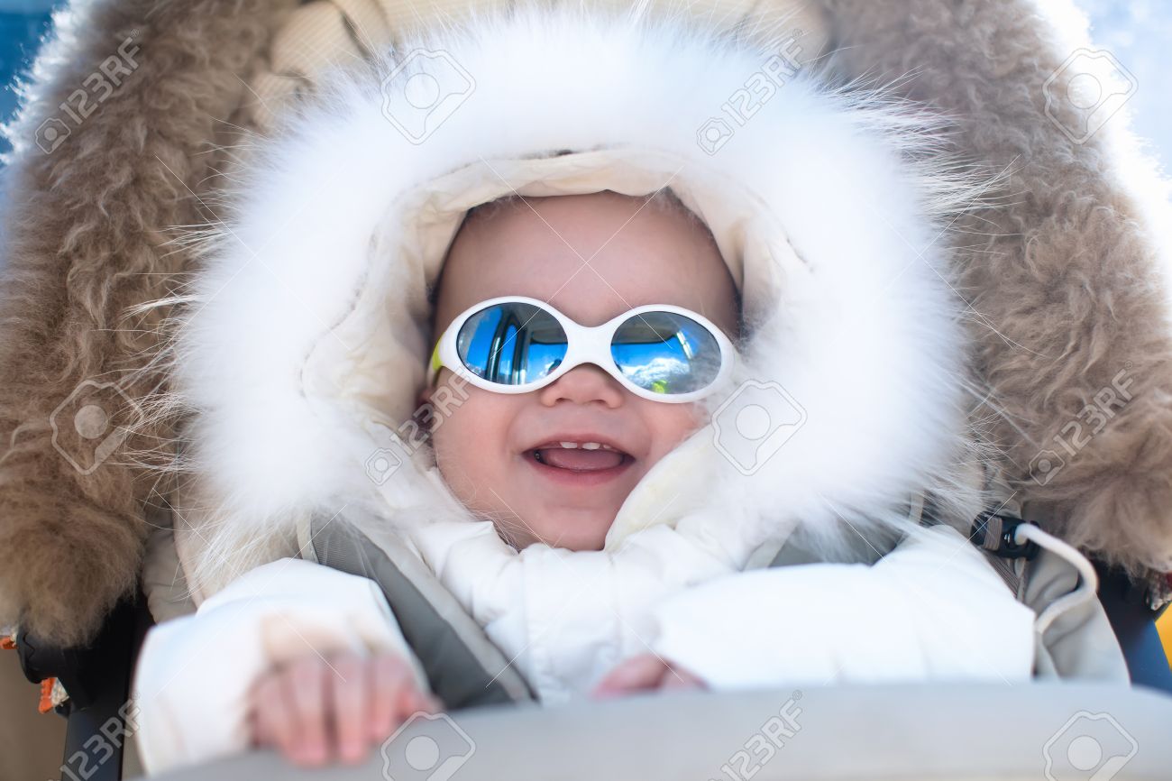 毛皮フード雪を着て暖かいベビーカーで赤ちゃんに合わせてアルペン リゾートの冬スキー休暇を楽しむ 幼児用メガネと太陽の保護サングラス 安全な雪の中で子供は アルプスの山々 をゴーグルします の写真素材 画像素材 Image 毛皮フード雪を着て暖かいベビーカーで赤ちゃんに合わせてアルペン リゾートの冬スキー休暇を楽しむ 幼児用メガネと太陽の保護サングラス 安全な雪の中で子供は アルプスの山々 をゴーグルします の写真素材 画像素材 Image