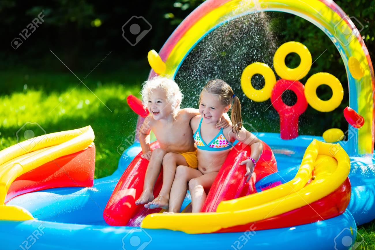 Enfants Jouant Dans La Piscine Gonflable Bébé Les Enfants Nagent Et