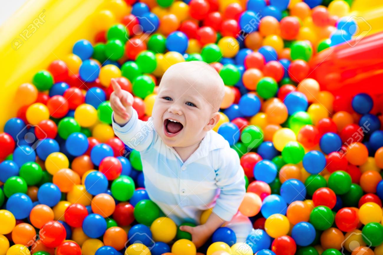 niños en piscina de pelotas