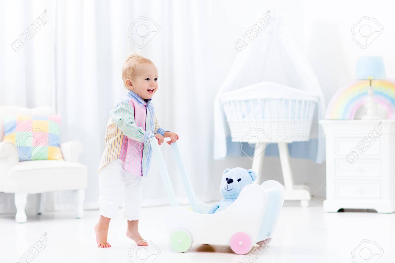 Baby Lernen Mit Hölzernen Push Walker In Weißen Schlafzimmer Baby Lernen Mit Hölzernen Push Walker In Weißen Schlafzimmer