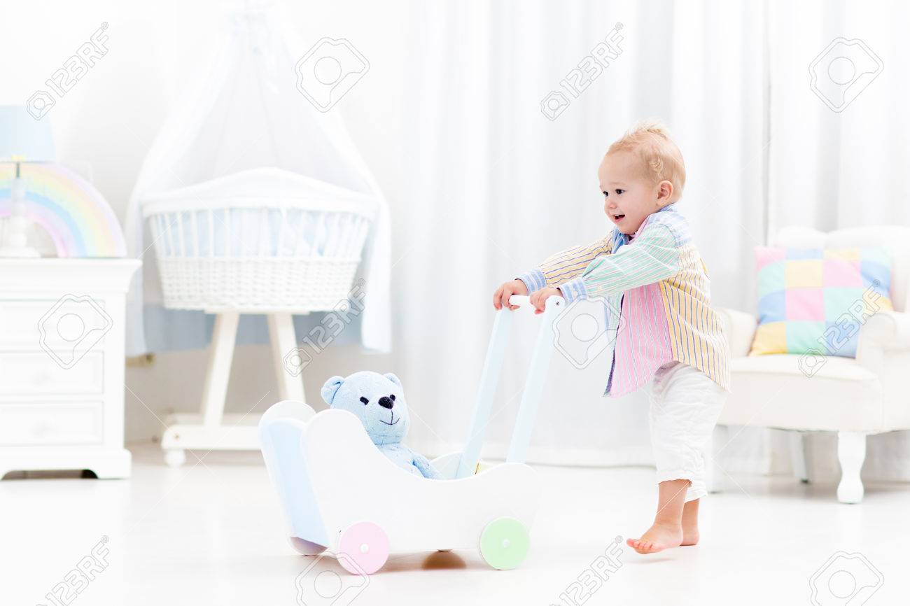 Baby Lernen Mit Hölzernen Push Walker In Weißen Schlafzimmer Baby Lernen Mit Hölzernen Push Walker In Weißen Schlafzimmer