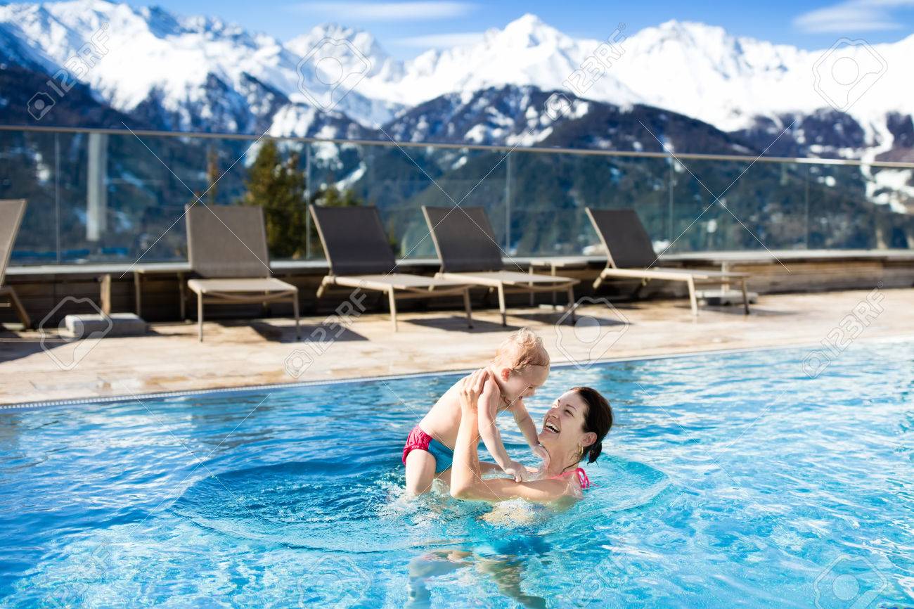 Mutter Und Baby Spielen In Außenpool Von Luxus-Spa-alpine Resort In ... Mutter Und Baby Spielen In Außenpool Von Luxus-Spa-alpine Resort In ...