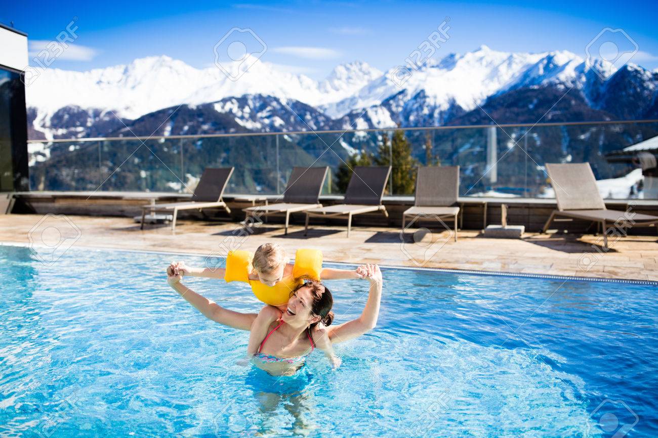 Mutter Und Baby Spielen In Außenpool Von Luxus-Spa-alpine Resort In ... Mutter Und Baby Spielen In Außenpool Von Luxus-Spa-alpine Resort In ...