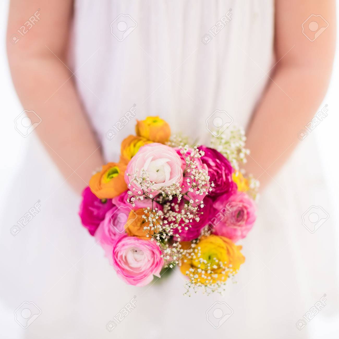 ラナンキュラスの花の花束の誕生日パーティーを保持している白いドレスでかわいい女の子 結婚式で小さな花の女の子 夏の花の子 お祝いの洗礼に春の花の子供します の写真素材 画像素材 Image