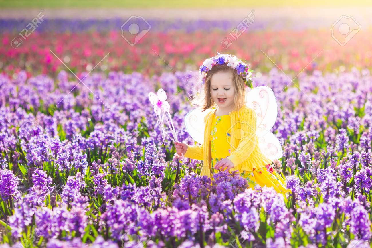 Belle Fille Jouant Dans La Floraison Champ Jacinthe Fleur Princesse Kids Fete D Anniversaire Avec Costume De Fee Des Ailes De Papillon Et De Baguette Magique Les Enfants Jouent Dans Les Fleurs De