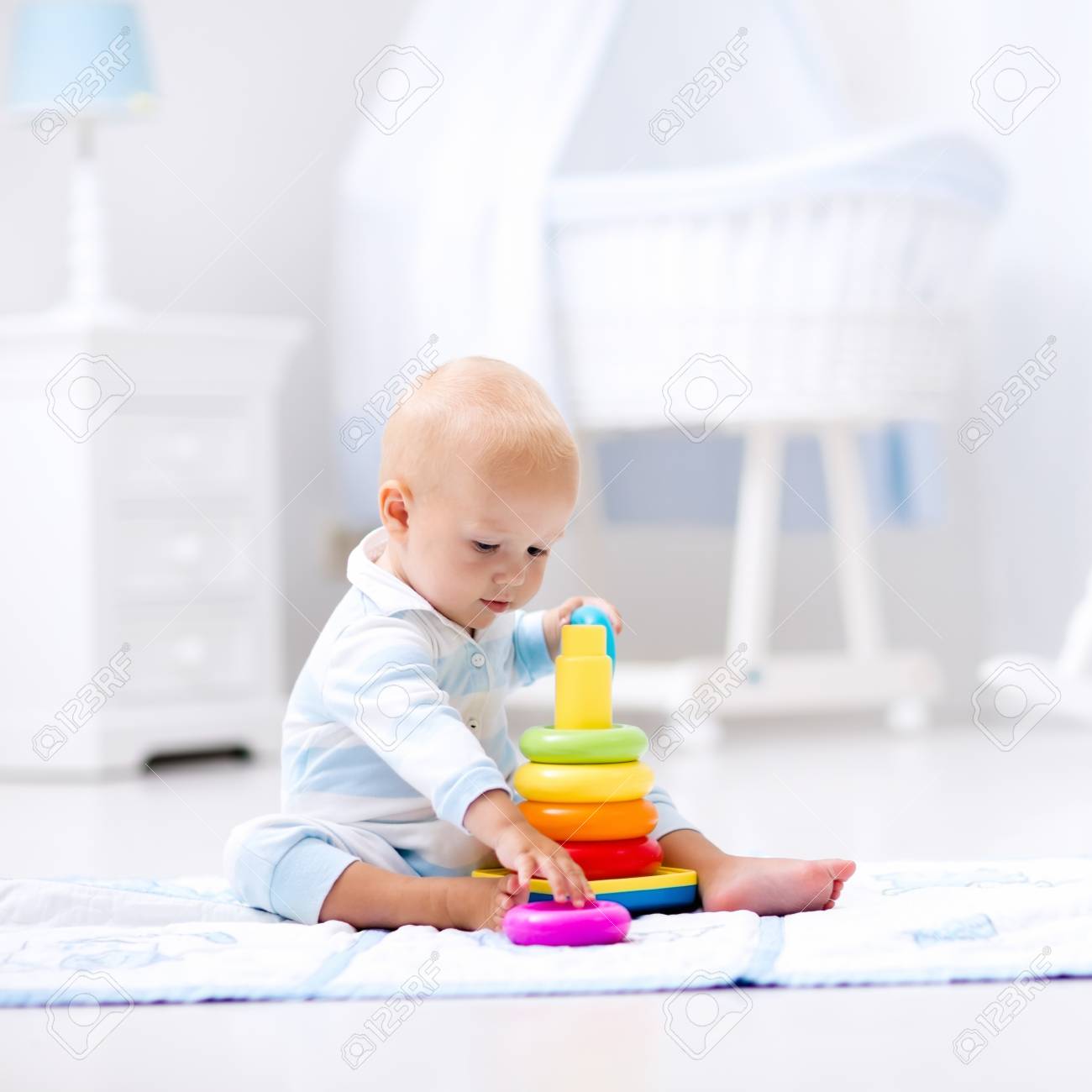 Bebe Mignon Jouant Avec Colore Pyramide Arc Jouet Assis Sur Le Tapis De Jeu En Blanc Chambre Ensoleillee Les Jouets Pour Les Petits Enfants Interieur Peu Pepiniere Garcon Enfant Avec Jouet Educatif Le Bebe Mignon Jouant Avec Colore Pyramide Arc Jouet Assis Sur Le Tapis De Jeu En Blanc Chambre Ensoleillee Les Jouets Pour Les Petits Enfants Interieur Peu Pepiniere Garcon Enfant Avec Jouet Educatif Le