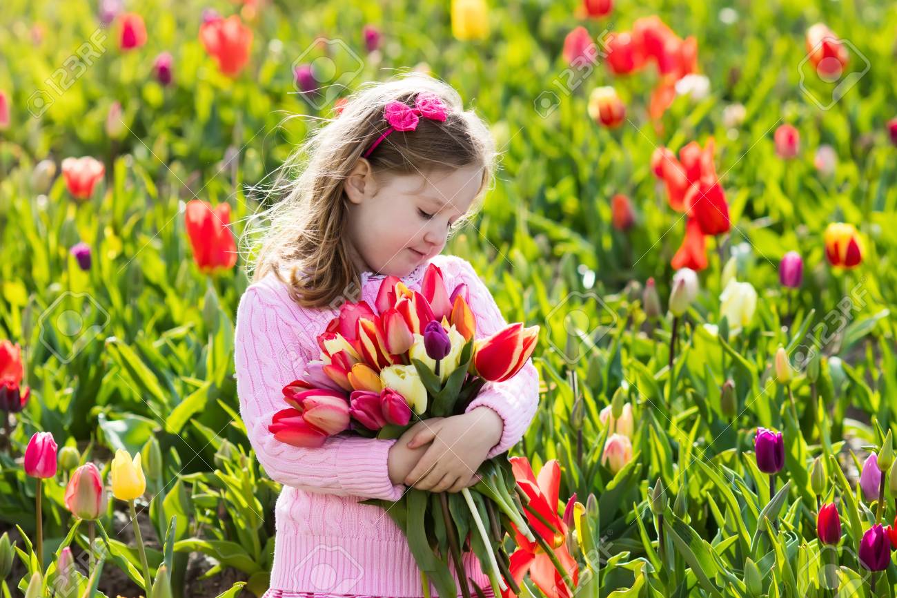 Enfant Dans Le Champ De Fleur De Tulipe Petite Fille Coupe Tulipes Fraiches Dans Le Jardin Ensoleille D Ete Kid Avec Bouquet De Fleurs Pour Le Jour De Mere Ou Cadeau D Anniversaire Enfant