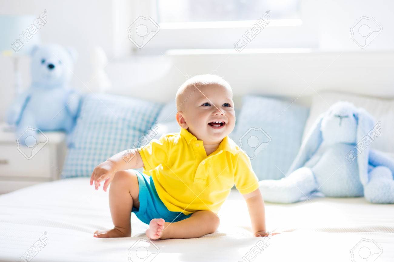 Bebe Jouant Sur Le Lit Des Parents Petit Drole Mignon Apprentissage Garcon Ramper Dans Les Ecoles Maternelles Ensoleille Blanc Enfant En Bas Age Et De L Interieur De La Chambre De Enfant En
