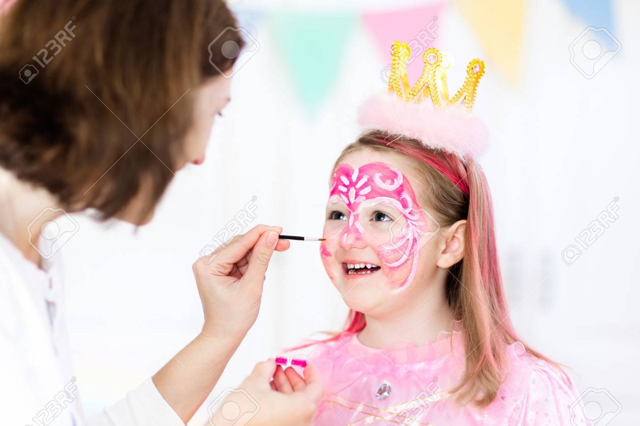 Face Painting Pour Petite Fille Princesse Et Le Theme De Fee Fete D Anniversaire Avec La Peinture De Visage Artiste Et Costume Pour Enfant D Age Prescolaire Enfants Celebrer Halloween Ou Carnaval Avec Une