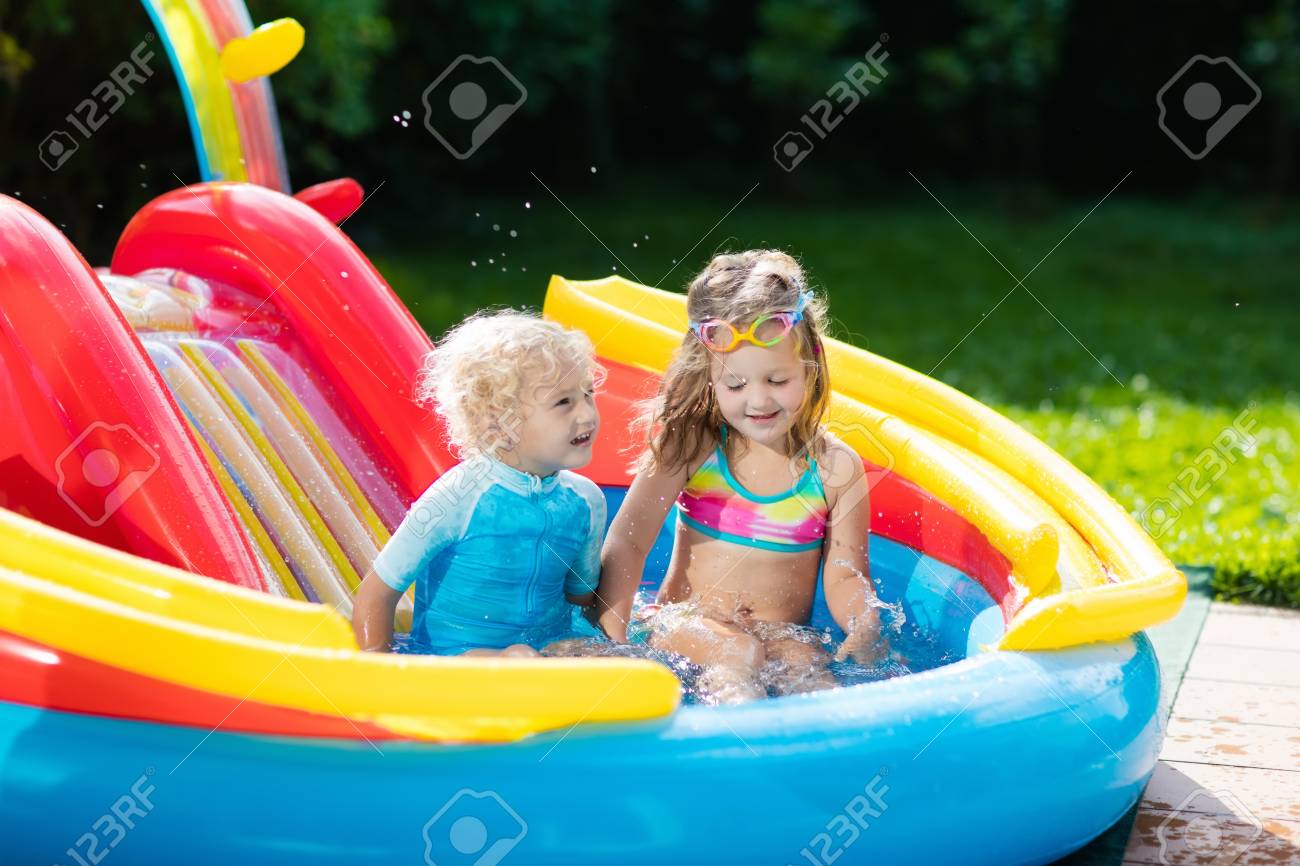 Enfants Jouant Dans Une Piscine Gonflable Avec Toboggan Les Enfants