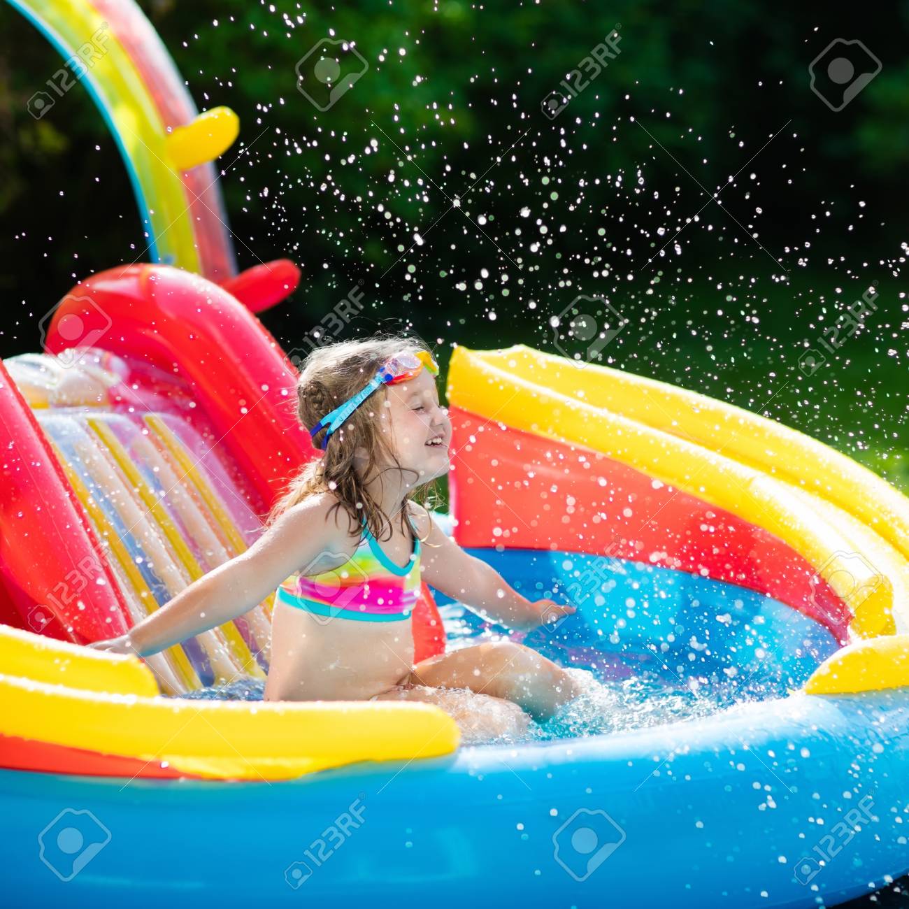 Enfant Jouant Dans La Piscine De Bébé Gonflable Les Enfants Nagent