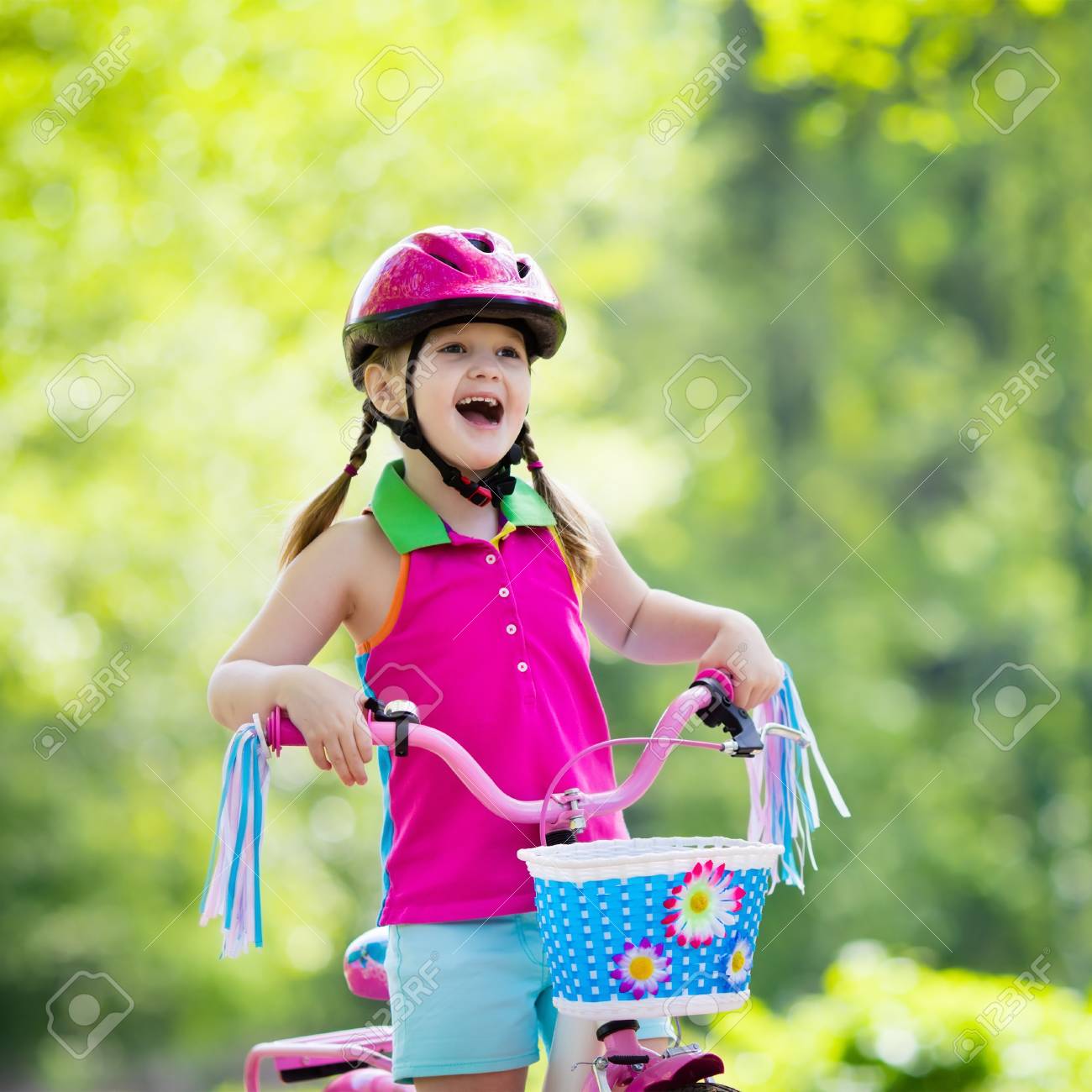 自転車に乗る子供 日当たりの良い公園で自転車を子供します 暖かい夏の日に学校へ行く途中で小さな女の子楽しんで自転車に乗ってください 幼児安全なヘルメット で自転車のバランスをとることを学ぶします 子供のためのスポーツ の写真素材 画像素材 Image 自転車に乗る子供 日当たりの良い公園で自転車を子供します 暖かい夏の日に学校へ行く途中で小さな女の子楽しんで自転車に乗ってください 幼児安全なヘルメット で自転車のバランスをとることを学ぶします 子供のためのスポーツ の写真素材 画像素材 Image