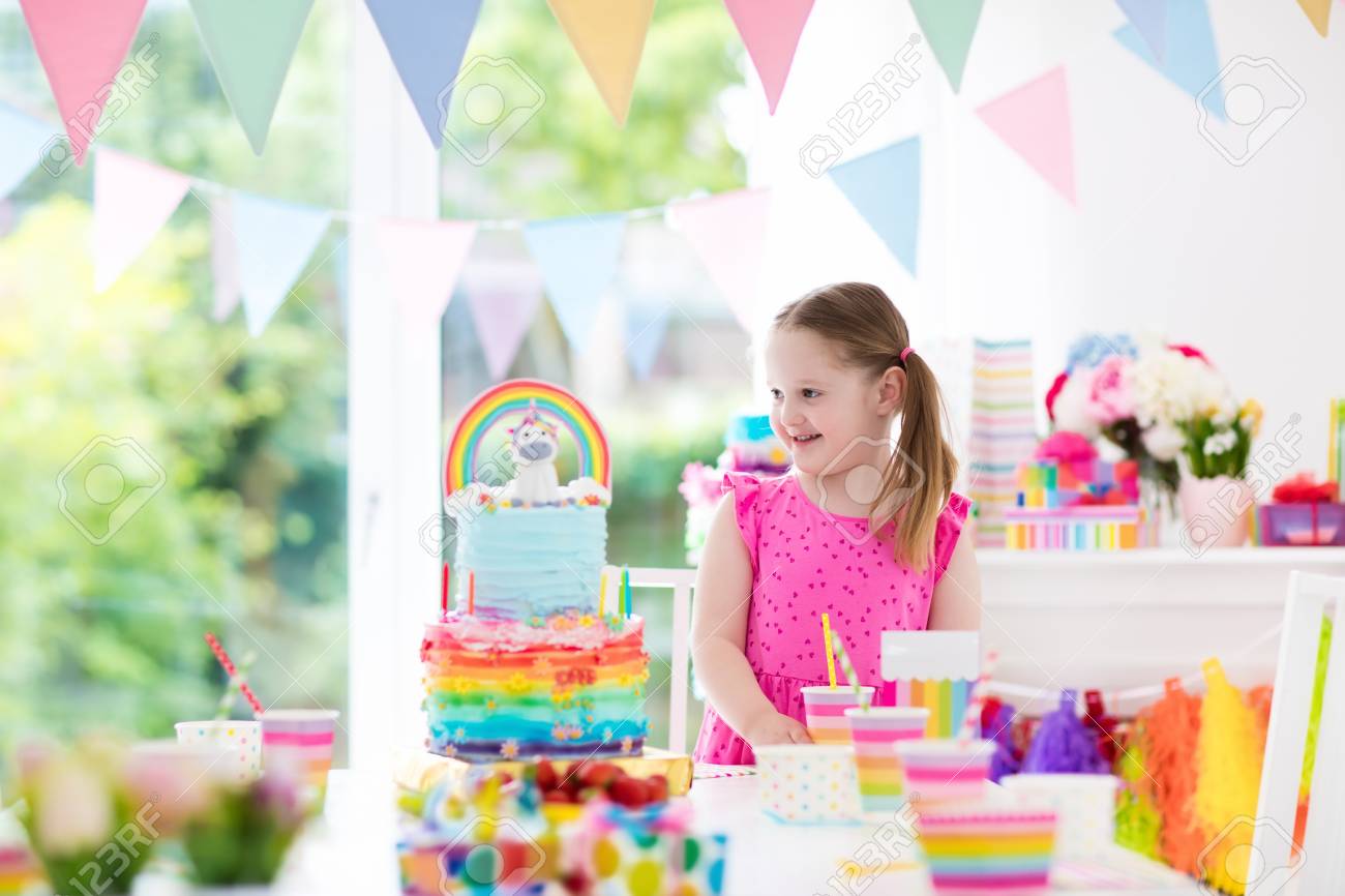 Fete D Anniversaire Pour Enfants Avec Decoration Pastel Coloree Et Gateau Arc En Ciel De Licorne Petite Fille Aux Bonbons Aux Bonbons Et Aux Fruits Ballons Et Banniere Dans Une Table Decoree De Fete Pour