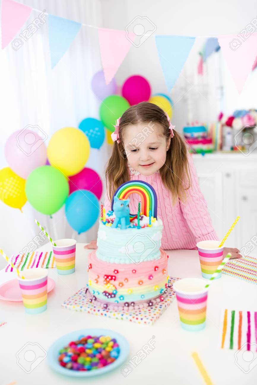 Fete D Anniversaire Pour Enfants Avec Decoration Pastel Coloree Et Gateau Arc En Ciel De Licorne Petite Fille Aux Bonbons Aux Bonbons Et Aux Fruits Ballons Et Banniere Dans Une Table Decoree De Fete Pour
