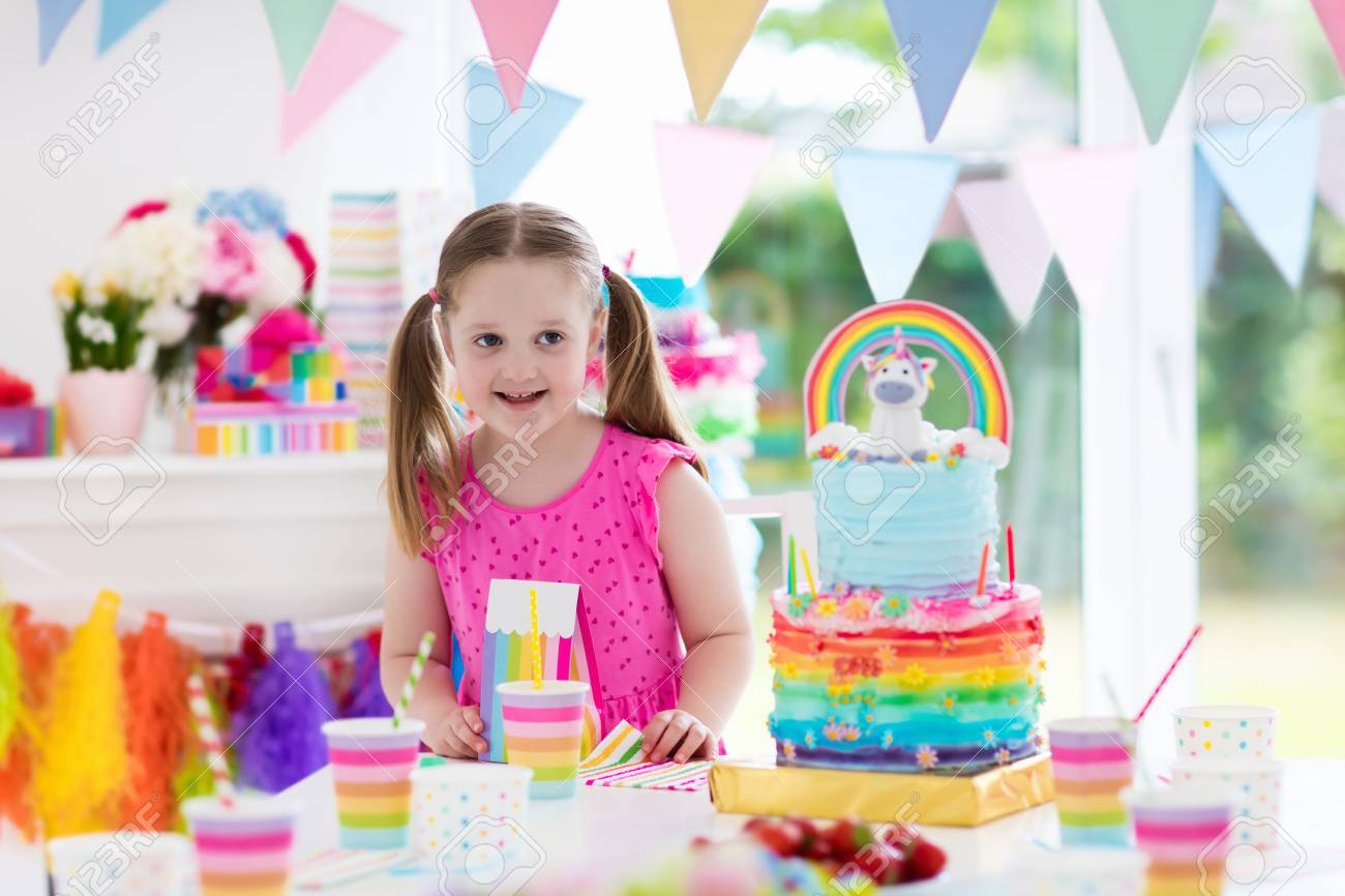 Fete D Anniversaire Pour Enfants Avec Decoration Pastel Coloree Et Gateau Arc En Ciel De Licorne Petite Fille Aux Bonbons Aux Bonbons Et Aux Fruits Ballons Et Banniere Dans Une Table Decoree De Fete Pour