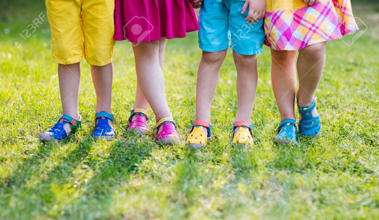 子供の靴 幼稚園のグループは子供カラフルな革の靴を着用 若い子と赤ちゃんのためのサンダル夏の靴 幼児屋外プレイします 子供衣料 フットウェア ファッション の写真素材 画像素材 Image 1133