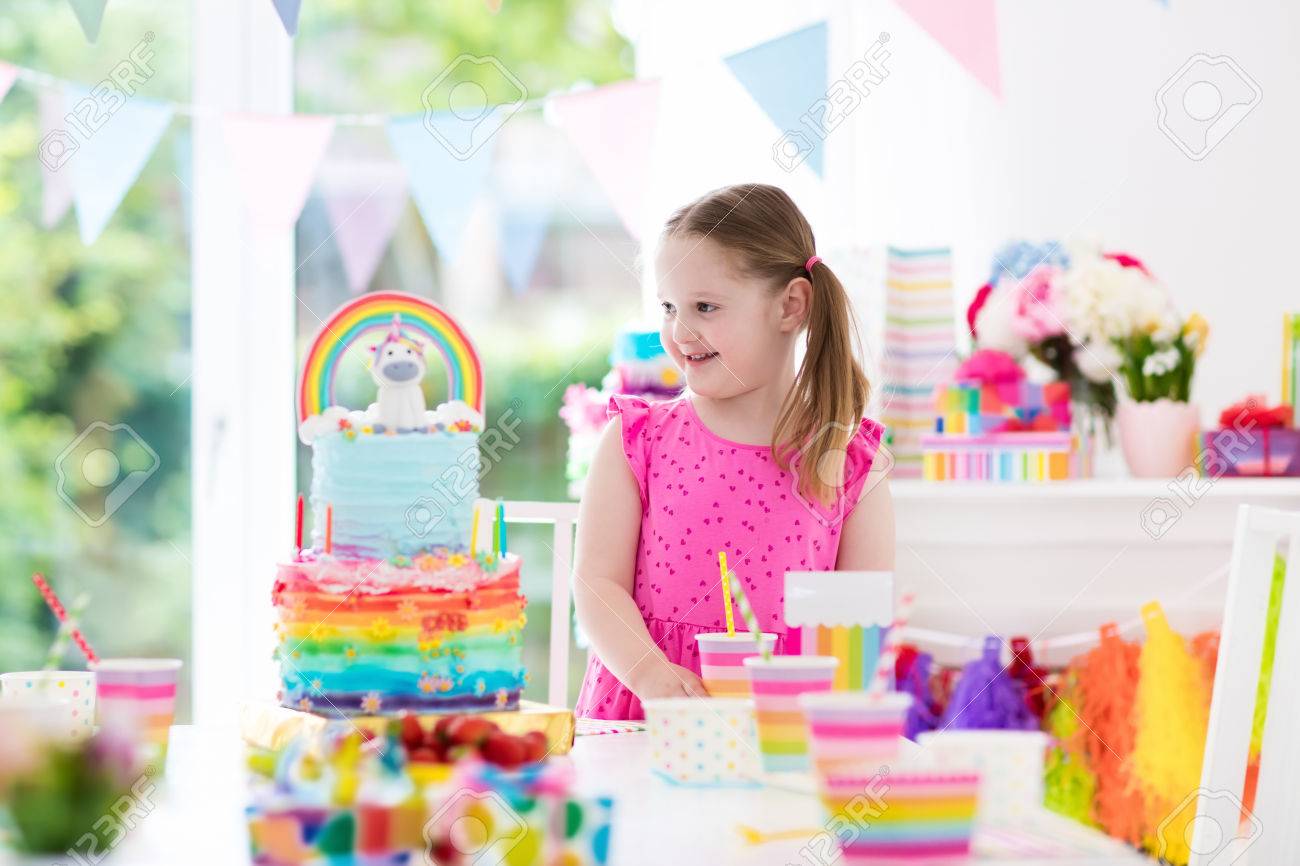 Fete D Anniversaire Pour Enfants Avec Decoration Pastel Coloree Et Gateau Arc En Ciel De Licorne Petite Fille Aux Bonbons Aux Bonbons Et Aux Fruits Ballons Et Banniere Dans Une Table Decoree De Fete Pour