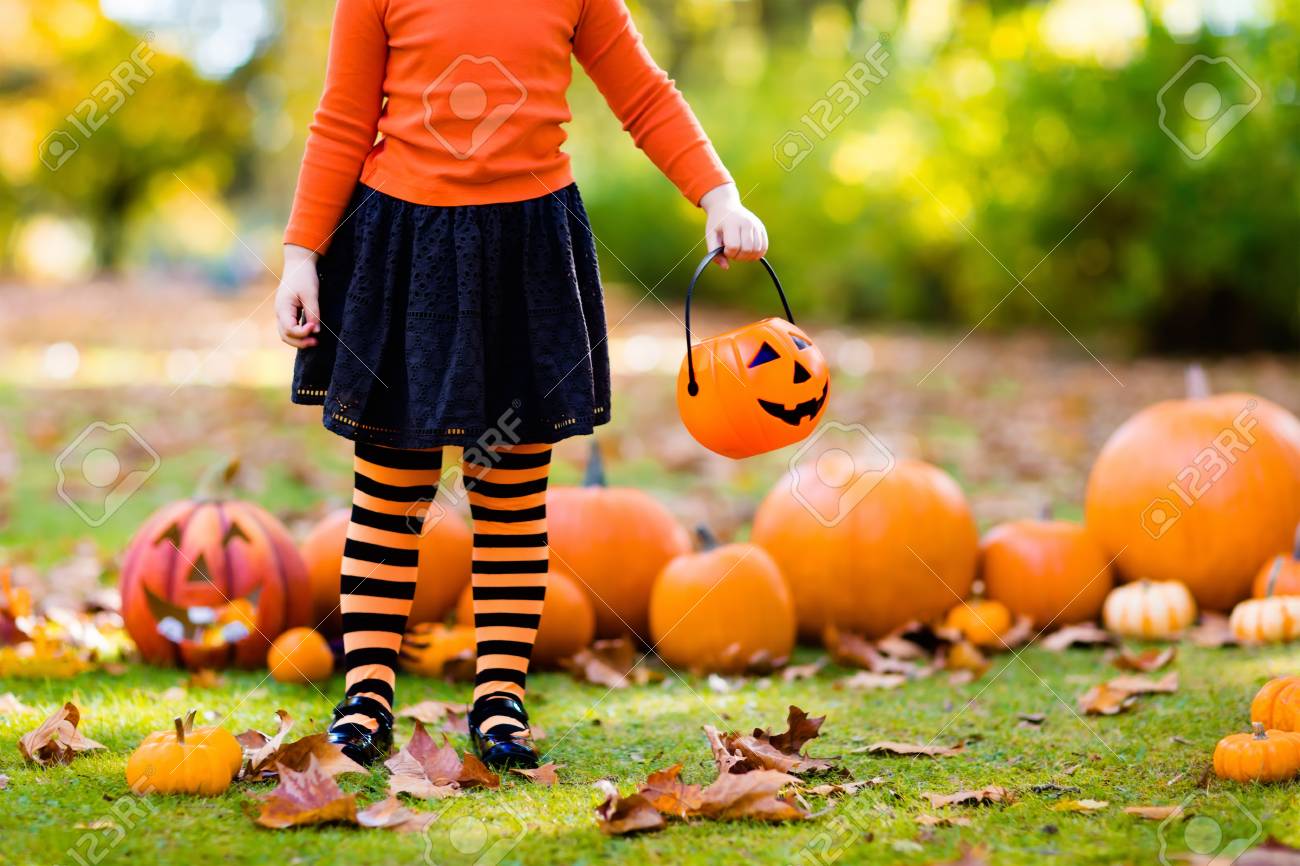 ハロウィーンのカボチャの子どもたち 魔女の衣装と帽子の秋の公園で遊ぶ少女 ハロウィーンのトリック オア トリートの子 子供のトリックや治療します 提灯を持つ幼児 お菓子バケツ児 の写真素材 画像素材 Image ハロウィーンのカボチャの子どもたち 魔女の衣装と帽子の秋の公園で遊ぶ少女 ハロウィーンのトリック オア トリートの子 子供のトリックや治療します 提灯を持つ幼児 お菓子バケツ児 の写真素材 画像素材 Image