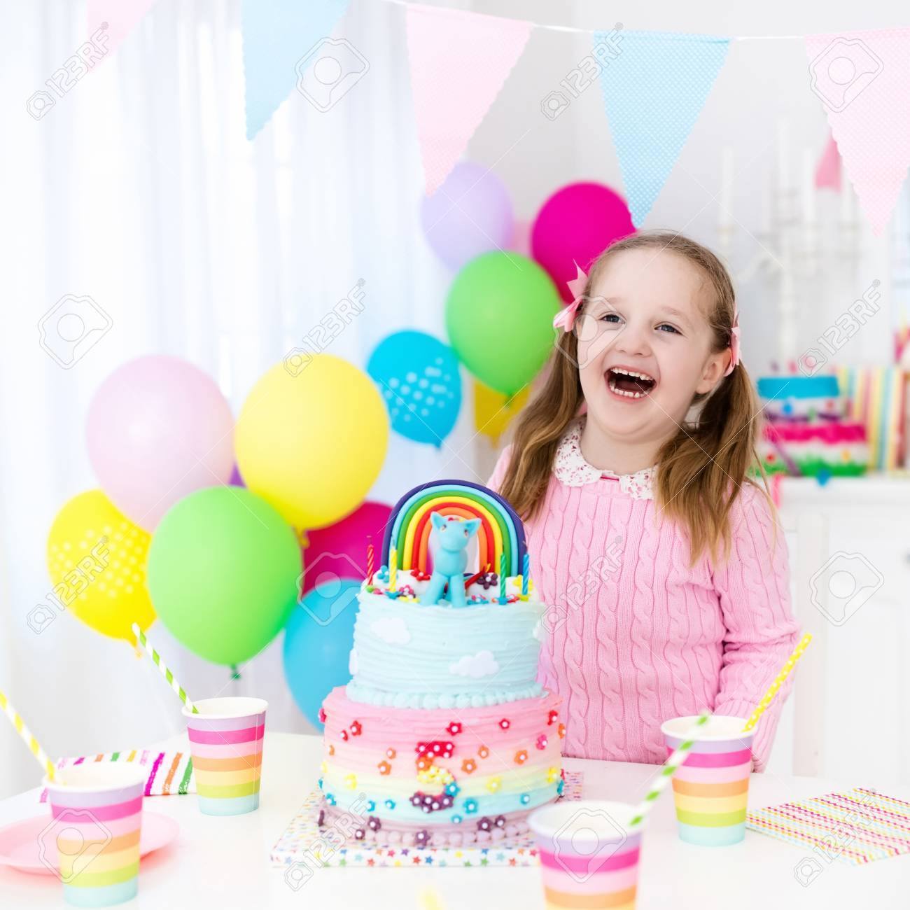Fete D Anniversaire Pour Enfants Avec Une Decoration Pastel Coloree Et Un Gateau Arc En Ciel De Licorne Petite Fille Avec Des Bonbons Des Bonbons Et Des Fruits Ballons Et Banniere A La Table Decoree