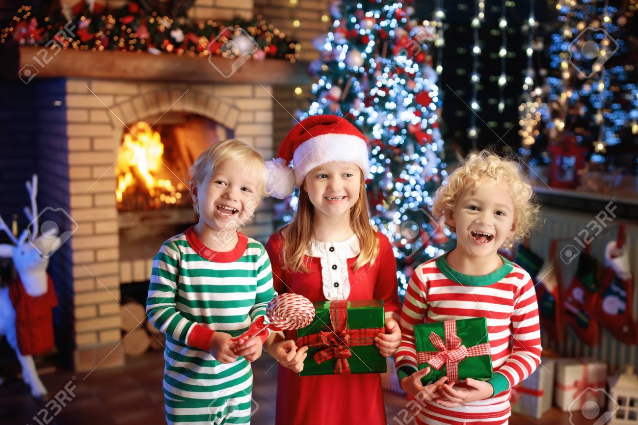 クリスマスイブのクリスマスツリーと暖炉の子供たち 自宅でクリスマスを祝う子供たちと家族 お揃いのパジャマで男の子と女の子は クリスマスツリーを飾り プレゼントを開きます 子供のための休日の贈り物 の写真素材 画像素材 Image クリスマスイブのクリスマスツリーと暖炉の子供たち 自宅でクリスマスを祝う子供たちと家族 お揃いのパジャマで男の子と女の子は クリスマスツリーを飾り プレゼントを開きます 子供のための休日の贈り物 の写真素材 画像素材 Image