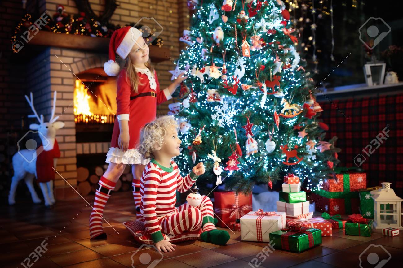 クリスマスイブのクリスマスツリーと暖炉の子供たち 自宅でクリスマスを祝う子供たちと家族 お揃いのパジャマで男の子と女の子は クリスマスツリーを飾り プレゼントを開きます 子供のための休日の贈り物 の写真素材 画像素材 Image クリスマスイブのクリスマスツリーと暖炉の子供たち 自宅でクリスマスを祝う子供たちと家族 お揃いのパジャマで男の子と女の子は クリスマスツリーを飾り プレゼントを開きます 子供のための休日の贈り物 の写真素材 画像素材 Image